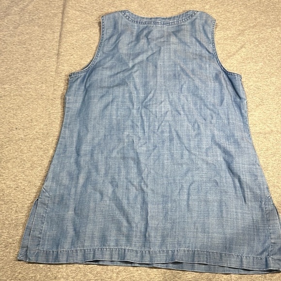 TOMMY Bahama chambray sleeveless top. - Picture 4 of 8